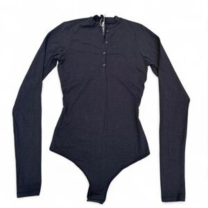 SKIMS *NWT COTTON JERSEY LONG SLEEVE HENLEY BODYSUIT |COLOR: SOOT | SIZE: S